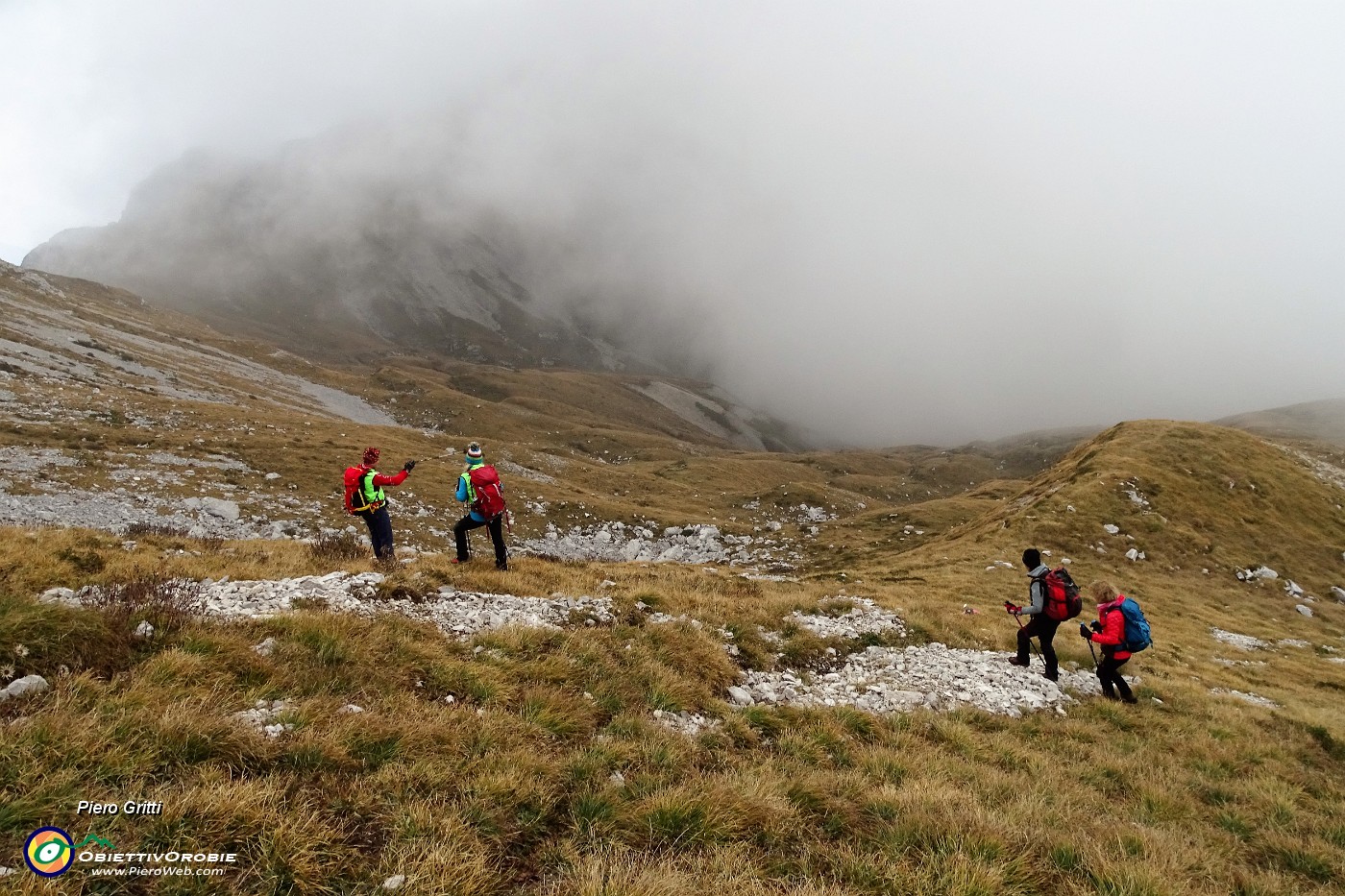 47 In ripida salita-scorciatoia a vista per il sentiero cresta est d'Arera.JPG